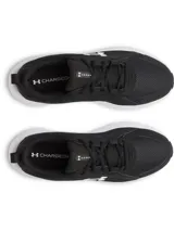 Championes de running Under Armour Assert 11 para hombre, color negro con entresuela blanca y logo de la marca en el lateral. Confeccionados con parte superior de malla transpirable y superposiciones de cuero resistente, y amortiguación Charged+ Cushioning en la suela.