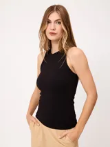 Musculosa de algodón peinado negro, con cuello redondo y corte ajustado al cuerpo.