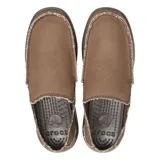 Mocasines Crocs modelo Santa Cruz para hombre, color marrón, con parte superior de lona y bordes deshilachados. Cuentan con elásticos laterales para un calce fácil y seguro, y suela de material Croslite.