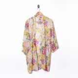 Kimono con estampado floral en tonos amarillos, rosas y azules.