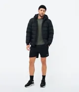 Remera deportiva de manga larga con cuello redondo, confeccionada en tejido técnico con tecnología Dry para mayor transpirabilidad y protección UV.
