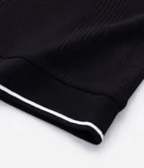 Remera polo blanca de viscosa texturizada con rayas, cuello y puños de mangas cortas en ribana con detalles contrastantes en negro.