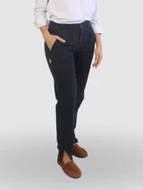 Pantalón de vestir marrón oscuro, de corte recto, con bolsillos laterales y traseros. Se ajusta a la cintura con cinturón de cuero marrón.