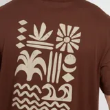 Remera de manga corta color marrón, con cuello redondo y estampa pequeña en el pecho con el logo de la marca y motivos gráficos.