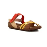 Sandalia de cuero marrón con tiras cruzadas trenzadas color amarillo y ajuste con velcro en el tobillo.