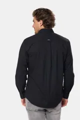 Camisa de hombre color celeste, de manga larga con presilla para enrollar, bolsillo en el pecho y confeccionada 100% en algodón.