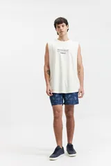 Short de baño celeste con estampado de motivos marinos en blanco. Tiene cintura elástica con cordón ajustable, dos bolsillos laterales y uno trasero.