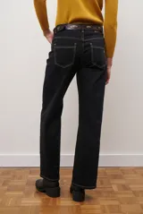 Jean de mujer color bordó, de corte recto y tiro medio, con costuras verticales en la parte delantera y trasera.