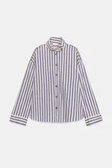 Camisa de manga larga con cuello subido y trabillas en los hombros. Presenta un diseño de rayas verticales en tonos azul, beige y marrón, con cierre frontal de botones.