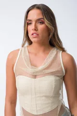 Vestido dorado de algodón con elastano, sin mangas y corte clásico.