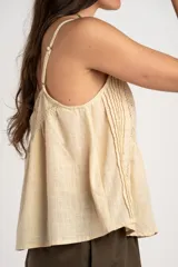 Blusa de algodón peinado color negro, con tirantes finos, escote en V y detalles de bordados y encaje en el frente.