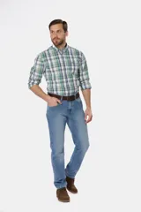 Pantalón de jean clásico de corte recto, color azul denim, con bolsillos traseros y costuras en contraste.