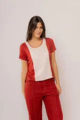 Remera blanca con panel frontal amarillo, detalles de puntilla y corte irregular.