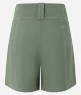 Short verde militar de viscosa con cintura alta, trabillas y pespuntes en color crudo.