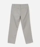 Pantalón de sastrería color gris claro, de corte recto y diseño clásico, con bolsillos laterales y trabillas para cinturón.