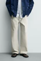 Jeans baggy fit de corte holgado confeccionados en denim de algodón con efecto lavado claro y cinco bolsillos.