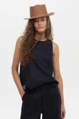 Musculosa de lino color azul marino, de corte recto y escote redondo.