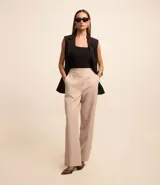 Pantalón de vestir color beige, de corte wide leg y tiro alto. Confeccionado en poliéster y elastano, con cintura elástica en la parte trasera y bolsillos laterales. Ideal para un look sofisticado y casual.