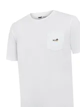 Remera de algodón orgánico y Sorona de la marca RKF, modelo Drake, en color blanco. Presenta cuello redondo, mangas cortas, corte regular y un bolsillo frontal en el pecho adornado con un delicado bordado de pato.