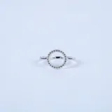 Anillo de plata 925 con diseño circular central adornado con pequeñas circonias brillantes.