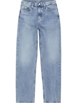 Pantalón de jean celeste de tiro alto, corte recto y cinco bolsillos. Confeccionado en denim rígido de algodón y algodón reciclado.