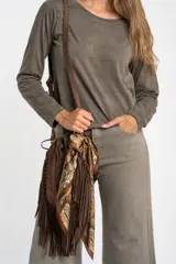Remera de algodón lavado con corte oversize, cuello redondo y mangas largas.