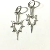 Par de aros colgantes plateados con forma de corazón con espinas y cierre de aro de acero quirúrgico.