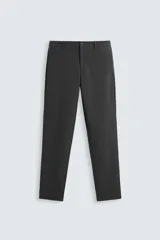 Pantalón de corte slim fit confeccionado en tejido elástico, con cintura elástica, cierre frontal con cremallera y botón, bolsillos laterales y bolsillos traseros de vivo.