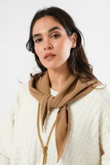 Bufanda bandana beige de lana.