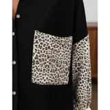 Sobre camisa de pana blanca con detalles en animal print en los bolsillos frontales y en las mangas. Presenta cuello inglés, cierre frontal con botones y corte holgado.