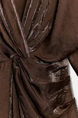 Vestido midi de tejido satinado color marrón, con escote en pico, manga corta y detalle de nudo frontal que genera un efecto drapeado.