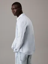 Camisa de manga larga Calvin Klein con corte slim, cuello de punta clásico y cierre frontal de botones a tono.