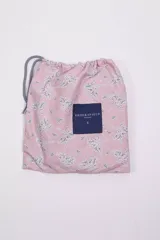 Short de baño con estampado de ondas en tonos azules, cintura elástica con cordón ajustable, bolsillos laterales y bolsillo trasero. Incluye suspensor interno y logo bordado.