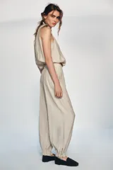 Pantalón de tiro medio con cintura elástica, bolsillos delanteros y bajo acabado en puño con lazada ajustable.