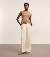 Pantalón wide leg de tiro alto confeccionado en viscolino, con cierre tradicional, trabillas en la cintura y pliegues frontales.