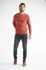 Sweater azul marino de tejido de punto con cuello redondo y mangas largas.