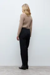 Pantalón de corte recto en color negro, con cierre frontal y bolsillos laterales. Diseño clásico y versátil.