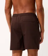 Bermuda deportiva masculina de poliéster color negro, con corte suelto y cintura elástica con cordón ajustable.