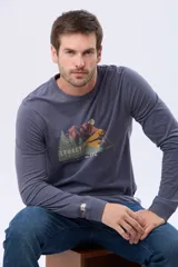 Remera de manga larga color bordó, con cuello redondo y estampado frontal de un paisaje montañoso con pinos y la palabra "LEGACY".