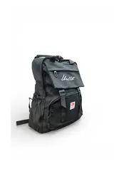 Mochila Ecko modelo EK116 de color celeste, con bolsillos frontales con cierre, correas ajustables negras y detalles de la marca bordados y estampados.