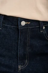 Short de denim azul oscuro con fitting recto y tiro medio, confeccionado en algodón con costuras pespunteadas en color tostado.