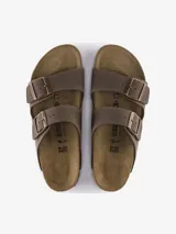 Sandalias Birkenstock modelo Arizona de color marrón con acabado tipo nubuc. Presentan un diseño de dos correas ajustables con hebillas metálicas, base anatómica de corcho y látex, plantilla de ante y suela de EVA.