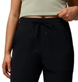 Pantalón negro de Columbia modelo Pinetown Canyon, con cintura elástica ajustable con cordón, bolsillos laterales, bolsillos cargo delanteros, puños elásticos en los tobillos y tecnología Omni-SHIELD™ de repelencia al agua y manchas.