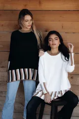 Buzo de algodón tejido a máquina con lurex, de cuerpo oversize, mangas angostas y cuello a la base. Terminaciones en crochet hechas a mano.