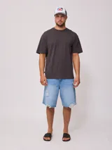 Gorra trucker Rusty con visera gris, frente blanco con logo estampado y malla trasera gris.