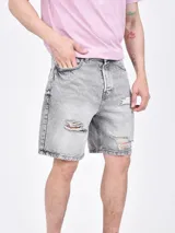 Bermuda de jean en color celeste lavado, con diseño de corte recto y detalles de roturas desgastadas en la parte frontal.