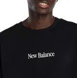 Remera de algodón color negro, de manga corta y cuello redondo. Presenta el logo de la marca estampado en el centro del pecho y un gráfico tipo collage en la espalda.