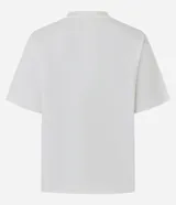 Remera de corte boxy confeccionada en algodón, con cuello redondo y mangas cortas. Presenta un estampado frontal de una flor grande en tonos violetas con detalles bordados.