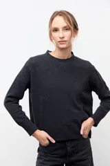 Sweater de punto color gris grafito, con cuello redondo, manga larga y puños y ruedo acanalados.