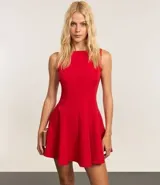 Vestido corto de poliéster y elastano, color rojo, de corte skater, escote redondo y sin mangas.